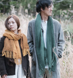 セージグリーンショール人物写真