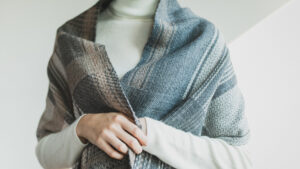 かわり織りﾏﾌﾗｰ　ﾍﾞｰｼﾞｭ　人物着用画像