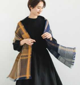ウールかわり織りマフラー　女性着用画像