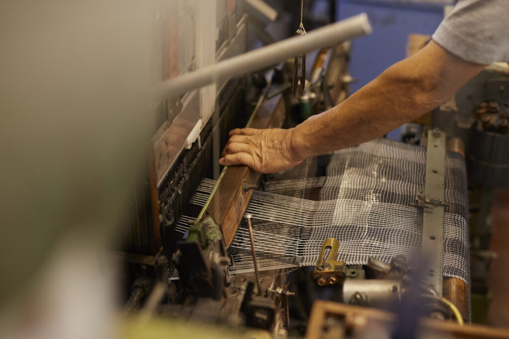 反物のサイズである約40センチ幅を織る、小さな織機 (豊田Y式)