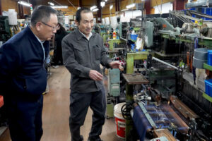 豊田章男会長　豊田佐吉の織機をご覧になる　