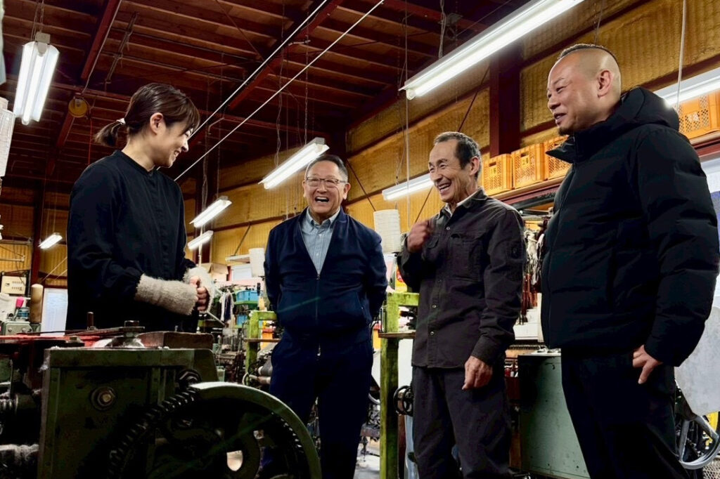 豊田章男会長 豊田佐吉の織機をご覧になる