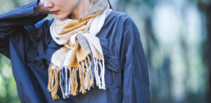 トライカラーNマフラーマスタードカラー着用画像