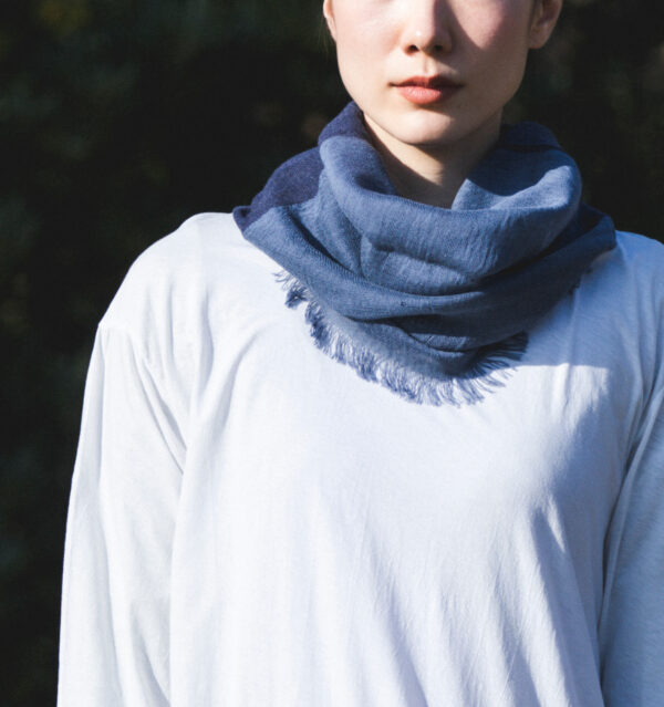 NECKABLE　パーカースヌード　インディゴ　人物着用画像