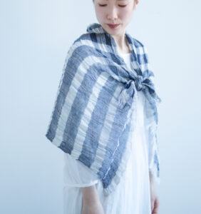 SHIBO リネンコットンイージーショール着用画像