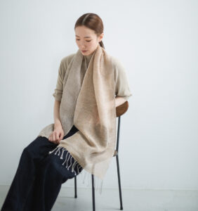 YURAGI コットンリネンストールベージュ着用画像