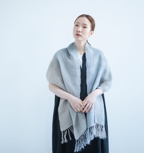 KAWARI リネンストール　グレージュ　着用画像