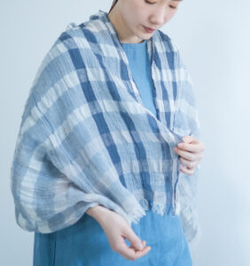 SHIBO リネンコットンイージーショール着用画像