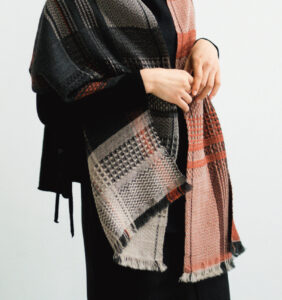 かわり織り　ウールマフラー着用画像