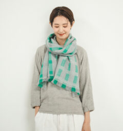 SHUSU ウールマフラー　クラウディ　女性着用画像