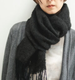 YOROKE モヘヤシルクストール 巻いている様子の画像