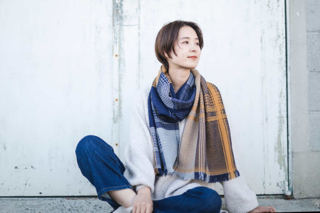 かわり織りマフラー 女性着用 画像
