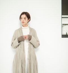 MOJIRI　モヘヤシルクアームウォーマー　女性着用画像