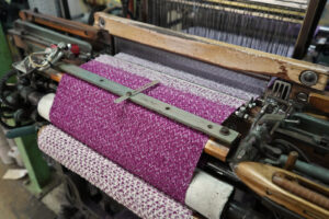 LOOP ｺｯﾄﾝﾏﾌﾗｰ ﾍﾘﾝﾎﾞｰﾝ 　シャトル織機で織る画像
