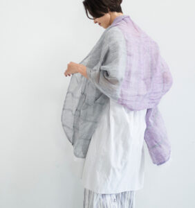 SHIBO リネンコットン ツートンショール　紫着用画像