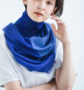 neckable long シルクコットンフレアスヌード　ブルー　着用画像