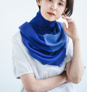 neckable long シルクコットンフレアスヌード　ブルー　着用画像
