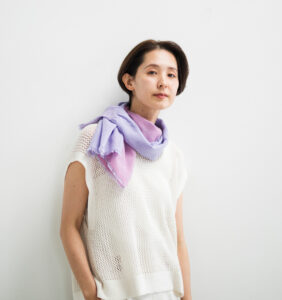 neckable long シルクコットンフレアスヌード　ラベンダーカラー　着用画像