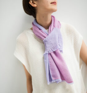 neckable long シルクコットンフレアスヌード　ラベンダーカラー　着用画像