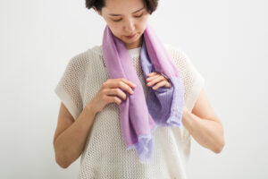 neckable long シルクコットンフレアスヌード　着用の様子
