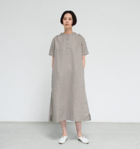 ワンピース　LOOSY：ONE　ベージュ　女性着用画像