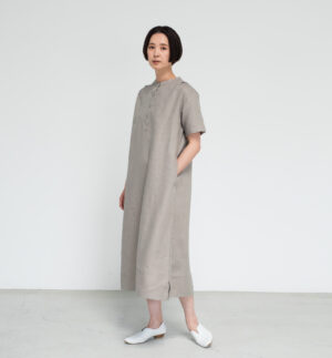 ワンピース　LOOSY：ONE　ベージュ　女性着用画像