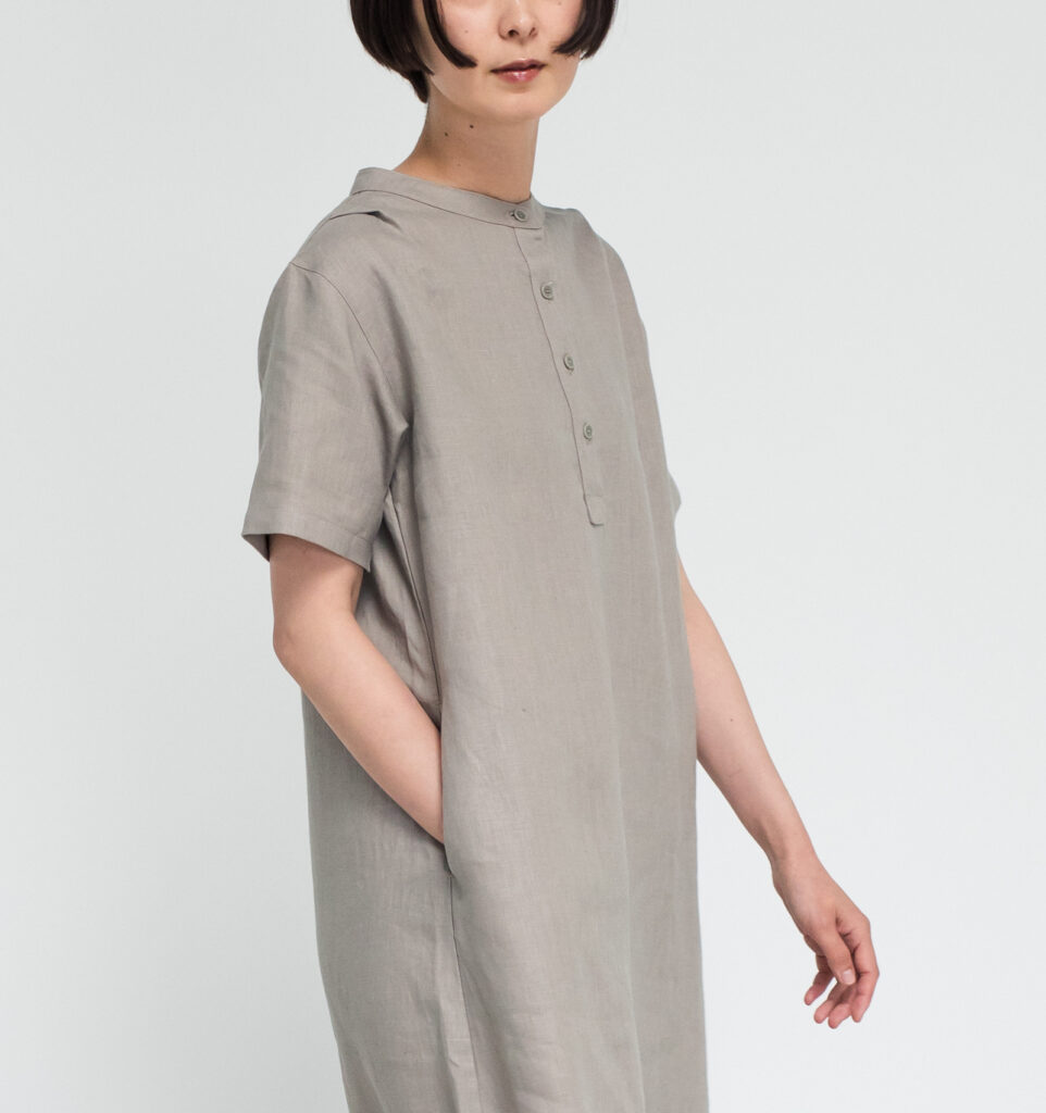 ワンピース　LOOSY：ONE　ベージュ　女性着用画像