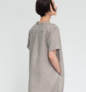 ワンピース　LOOSY：ONE　ベージュ　女性着用画像