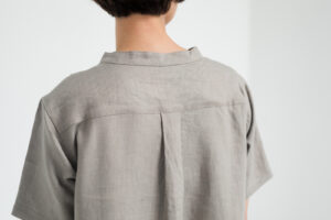 ワンピース　LOOSY：ONE　ベージュ　女性着用画像　背面バストアップ
