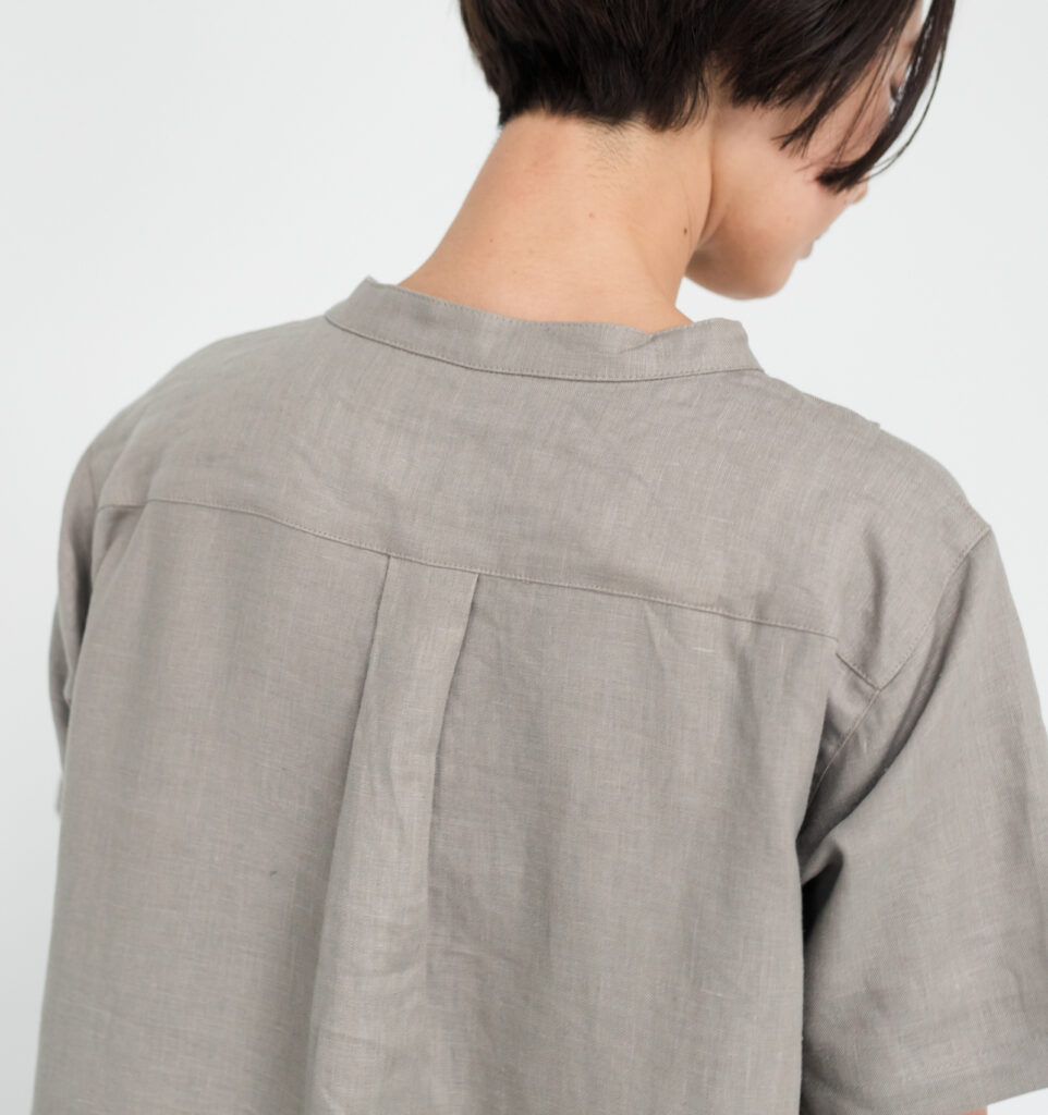 ワンピース　LOOSY：ONE　ベージュ　女性着用画像　背面バストアップ