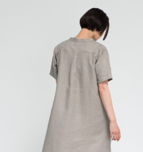 ワンピース　LOOSY：ONE　ベージュ　女性着用画像　背面