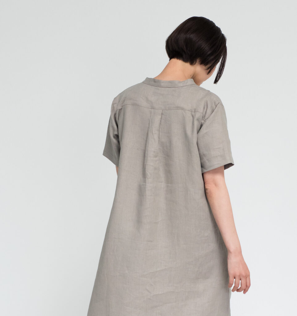 ワンピース　LOOSY：ONE　ベージュ　女性着用画像　背面