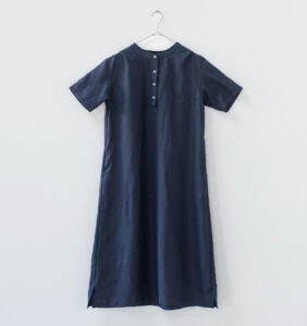 ワンピース　LOOSY：ONE　ネイビー　壁面吊り下げ画像　前面全身