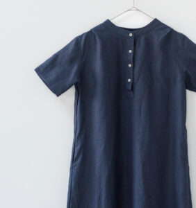 ワンピース　LOOSY：ONE　ネイビー　壁面吊り下げ画像　前面　上半身