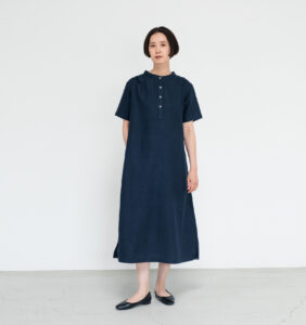 ワンピース　LOOSY：ONE　ネイビー　女性着用画像　正面全身