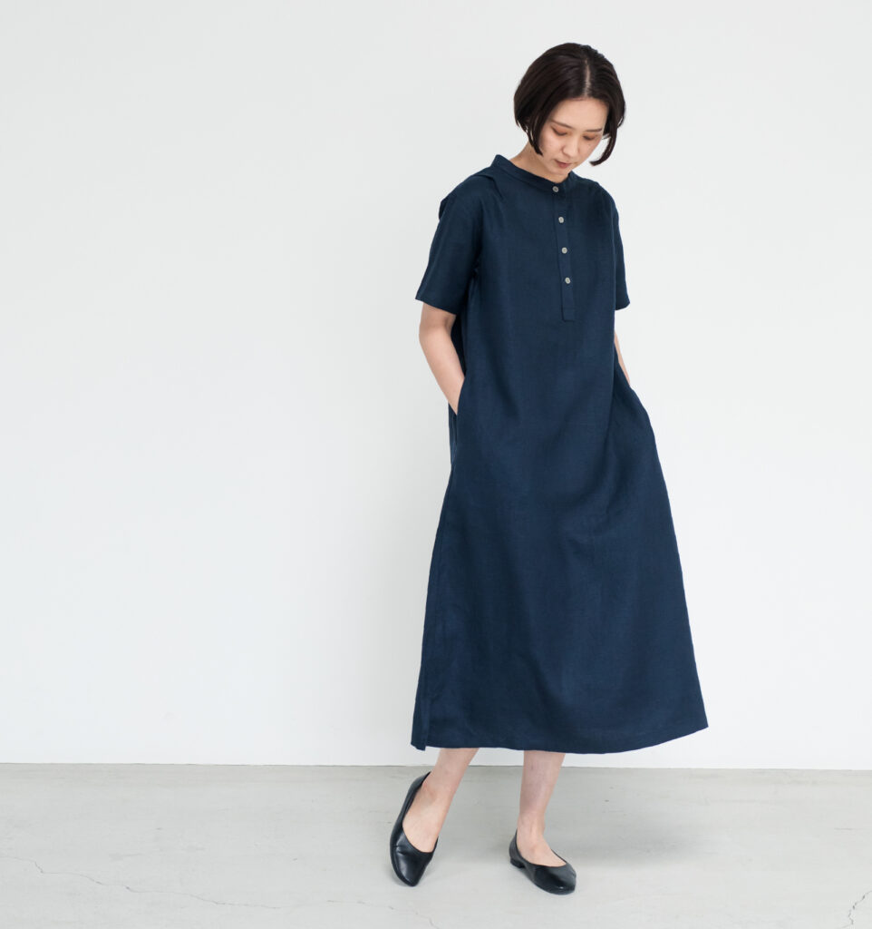ワンピース　LOOSY：ONE　ネイビー　うつむいた女性　着用画像　前面