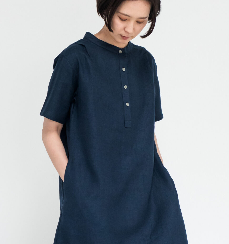 ワンピース　LOOSY：ONE　ネイビー　うつむいた女性　着用画像　前面