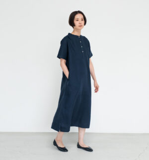 ワンピース　LOOSY：ONE　ネイビー　女性着用画像　前面　全身