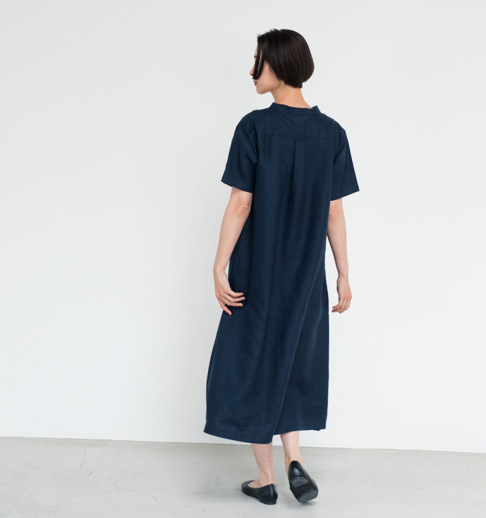 ワンピース　LOOSY：ONE　ネイビー　女性着用画像　背面　全身
