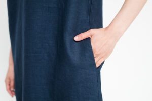ワンピース　LOOSY：ONE　ネイビー　女性着用画像　ポケット部分