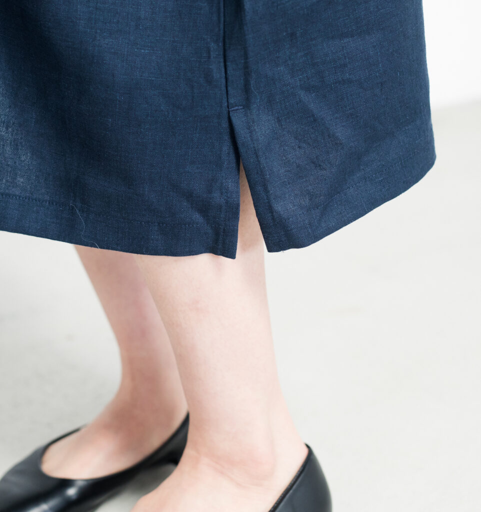 ワンピース　LOOSY：ONE　ネイビー　女性着用画像　裾スリット部分