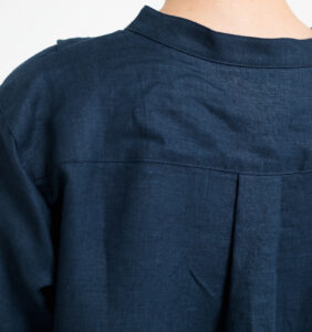 ワンピース　LOOSY：ONE　ネイビー　女性着用画像　背面　バストアップ
