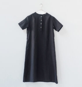 ワンピース　LOOSY：ONE　ブラック　壁面吊り下げ画像　前面　全身