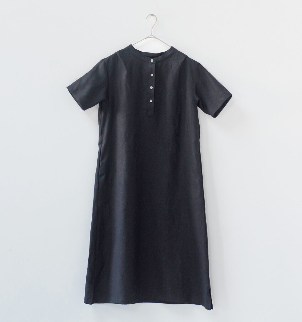 ワンピース　LOOSY：ONE　ブラック　壁面吊り下げ画像　前面　全身
