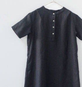 ワンピース　LOOSY：ONE　ブラック　壁面吊り下げ画像　前面　上半身