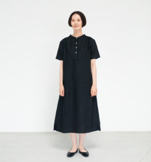 ワンピース　LOOSY：ONE　ブラック　女性着用画像　前面　全身