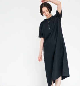 ワンピース　LOOSY：ONE　ブラック　女性着用画像　前面　全身