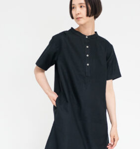 ワンピース　LOOSY：ONE　ブラック　ポケットに手を入れた女性　着用画像　前面