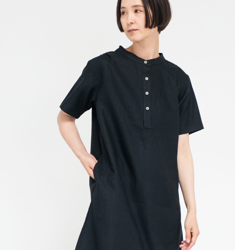 ワンピース　LOOSY：ONE　ブラック　ポケットに手を入れた女性　着用画像　前面