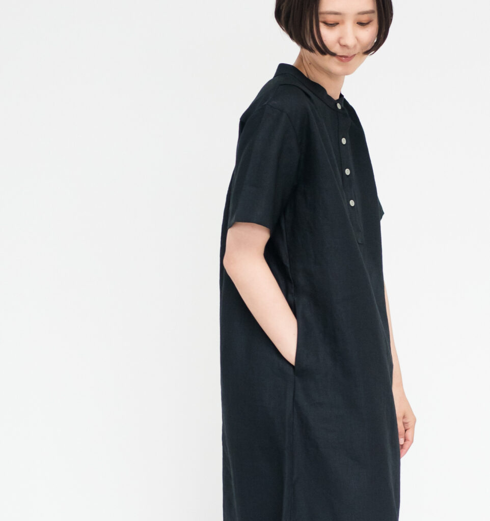 ワンピース　LOOSY：ONE　ブラック　ポケットに手を入れた女性　着用画像　横向き
